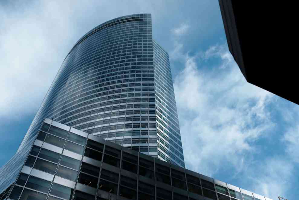 the Goldman Sachs Manhattan headquarters stands in Manhattan on December 17, 2018 in New York City. Malaysia has filed criminal charges against Goldman Sachs and two former executives on Monday over their alleged role in the ransacking of a multibillion-dollar state investment fund.