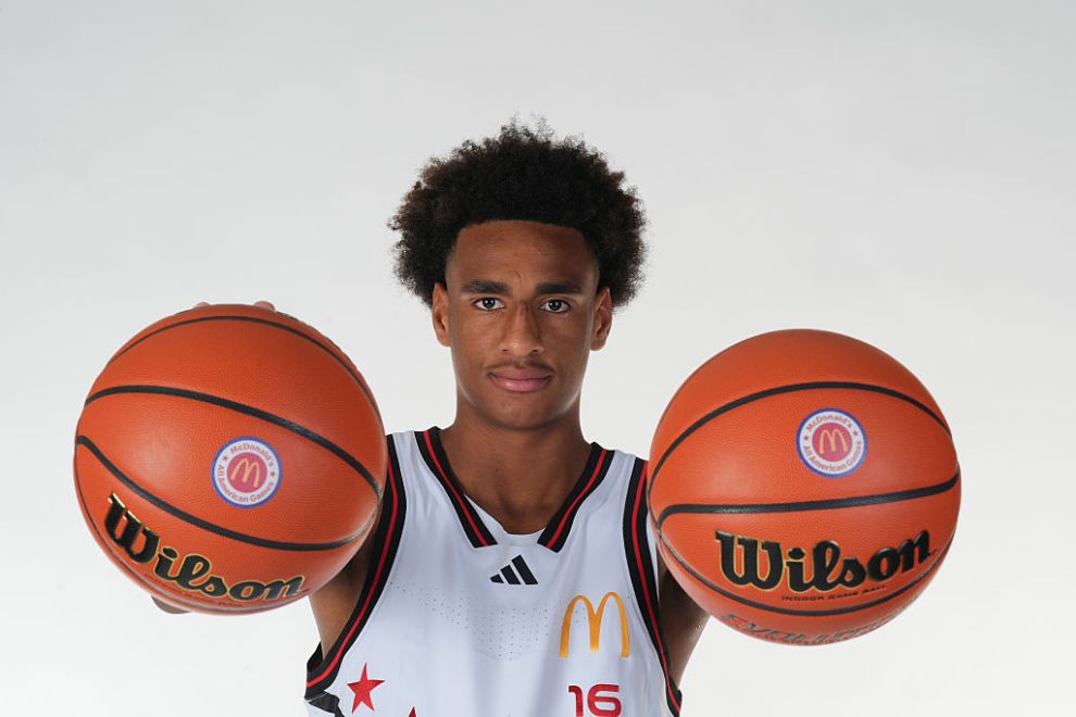 BROOKLYN, NY - MARCH 28: McDonalds High School All American Alijah Arenas (16) poses during a photo shoot at the New York Marriott at the Brooklyn Bridge on March 28, 2025, in Brooklyn, New York.